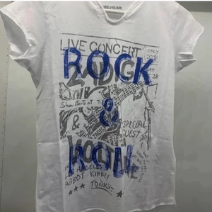 Zadig t shirt - Säljer den här Zadig t-shirten i storlek xs/s, som jag själv skulle säga är för 14-15 år. Jätte fin tröja i jätte bra skick, men känner att den inte passar mig! Vill sälja eftersom det känns fel att bara ha den liggandes i min garderob. Hoppas helt enkelt på att t-shirten kommer kunna få ett nytt hem där den används💕 om fler är intresserade startar jag en  budgivning! Post bevis skickas självklart om det önskas! OBS!! Lånade bilder! Det är bara att fråga om fler bilder privat!