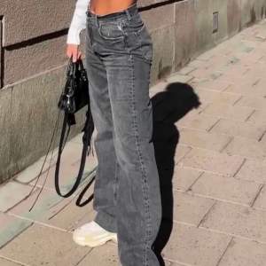 (Lånad bild, skicka pm för egna) Zara jeans (High Rise/waist) , superfina i modellen och är sanna i storleken🤍