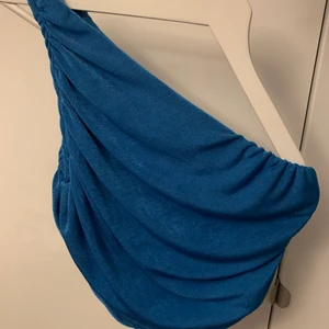 Blå glittrig topp - En oanvänd topp. Storlek L men passar även M