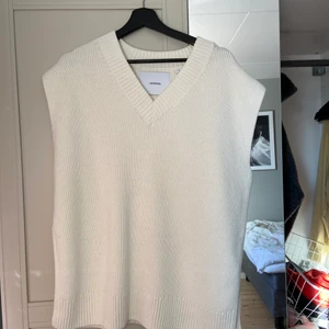 Oversized väst - Stickad vit oversized väst från junkyard. Oanvänd pga för stor. Nypris 399kr