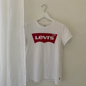 Basic Levi’s T-shirt - Använd Levi’s t-shirt. Bra passform och är bekväm. 