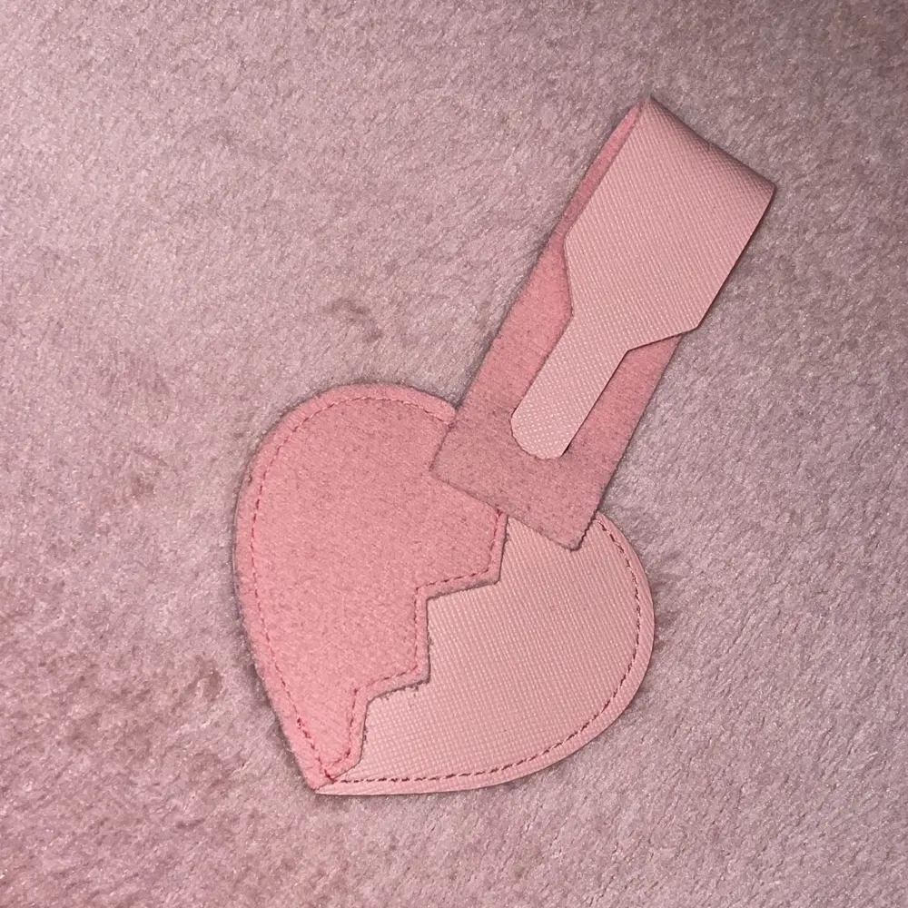 Ariana grande suitcase tag! Dma bud! . Asusteet.