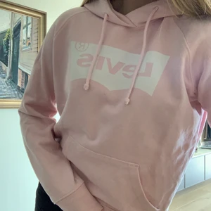 Levi’s Hoodie Rosa - En använd Levi’s hoodie med bra passform. Väldigt fin färg och funkar vid alla årstider. Lite tunnare hoodie men fortfarande väldigt bekväm. 