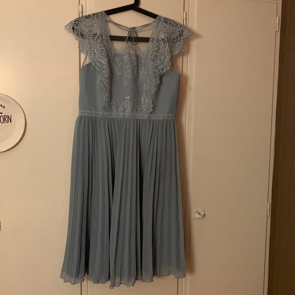 En fin kort blå balklänning från Nelly som jag använde för tre år sen till 9:ans bal. Passar perfekt till en lite finare tillställning eller en bal. Använd en gång och storlek 12. Klänningar.