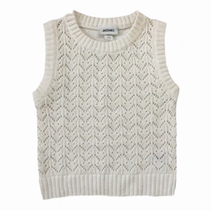 Sweater Vest - Vit knitted sweater vest från Monki. Aldrig andvänd då den inte passade mig! Hoppas den kan komma till användning någon annanstans :) 