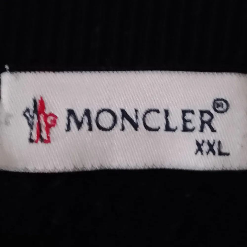 Äkta Moncler sweatshirt i storlek xxl ( är som en medium/Large ) färg svart,  Id nr 3801511FUT. Tröjor & Koftor.
