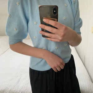 Puffärm topp - Oanvänd gullig topp med puffärm och pärlor. Superfin blå färg. Storlek M, lite mindre i storlek så passar S superbra också. 
