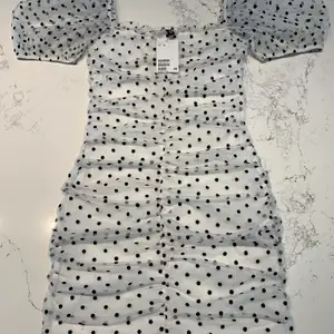 Säljer denna super snygga sommar klänningen från HM!💖Den är helt oanvänd💕säljer den då jag har en som ser nästan likadan ut💖