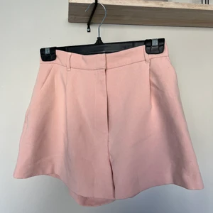 Short från River Island - Ett par smutsrosa shorts från River Island. Högmidjade och inte åtsittande vid benen.