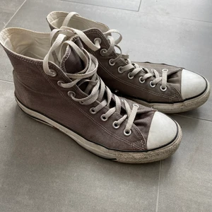 Converse - Säljer dessa ascoola gråa converse som har tecken på användning men som lätt hade sett fräschare ut med en tvätt! Exklusive frakt 🥰
