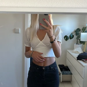 Vit topp - Vit topp ifrån ginatricot! Storlek S💕 står ej för frakt