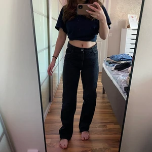 Bershka high waist straight jeans - Säljer dessa jättefina i princip oanvända raka jeans. Jag är 1.60 och dom är lite lite långa. De är i riktigt bra skick och sitter jättefint💕💕