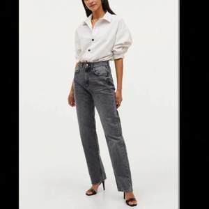 Ett par nästan oanvända jeans från Gina Tricot, köpt för 499kr