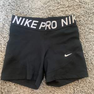 Helt nya nike pro shorts i storlek M, inte använda (har några lösa tråd). Köpt för 330 kr, men säljer för 170.