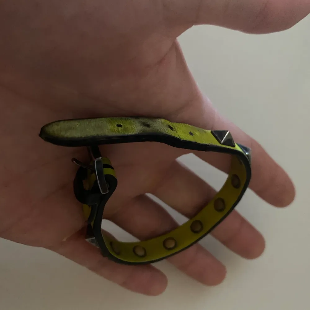 säljer detta valentino armband i färgen limegrönt, det är i använt skick och har tecken på slitage, nypris var runt 2-2.5 tusen, köpt från farfetch, har kvitto mm kvar. riktigt fint armband i en ovanlig färg . Accessoarer.