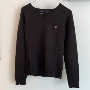 Gant - Säljer min svarta gamla Gant tröja. Knappt använd, fortfarande i fint skick! Stickat material. Äkta Gant! skriv för mer info eller om det är några frågor🍀 frakt tillkommer, köparen står för frakten