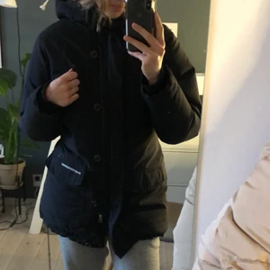 Peak performance vinterjacka - Peak performance jacka i jättefint skick. Den har väldigt tjockt tyg och är perfekt för skidor eller vintern. Den har luva och massa fickor. Kontakta för mer info! pris kan gå ner vid snabb affär.
