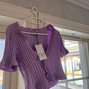 Topp från zara - Topp från zara. Aldrig använd och prislappen finns kvar. Frakt tillkommer ❤️