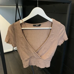 Paket pris 2 toppar för 1 - 2 super fina toppar från bikbok, går att köpas ihop för 100 kr eller separat för 60 kr st🤍