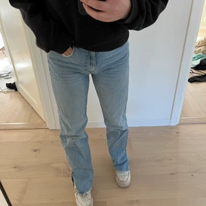Jeans med slits från ginatricot  - Säljer dessa supersnygga jeansen med slits från ginatricot💕🤩 nypris: 599 kr