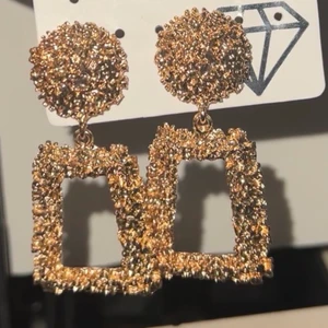 Örhängen  - Riktigt snygga guldiga örhängen. Kommer ej till användning så tänkte sälja. 