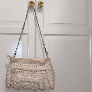 Zara väska  - Säljer denna zara väska från i somras som inte kommer till användning, medföljer guldigt och silvrigt band! Köptes för 350 kr om jag inte minns fel💞 kan mötas upp eller frakta!