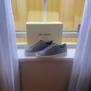 Axel arigato strl 42 - Säljer mina gråa Axel arigato skor för Aldrig använda fick i födelsedagspresent men va för små för mig. Dom är strl 42 men passar 41. Ny pris 1950 kr priset kan diskuteras vid snabb affär.