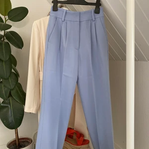 Helt nya & Other Stories kostymbyxor  - Helt oanvända kostymbyxor från & Other stories men lappen kvar, nypris 790 kr. Så fin ljusblå färg till vår och sommar💙