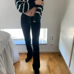 lågmidjade crocker jeans - Jag säljer dessa jätte bekväma och snygga lågmidjade crocker Jenssen. Det är storlek 26/33. Jag säljer dom då det har blivit för små💕💕💕 skriv för fler bilder eller om ni har någon fråga😇
