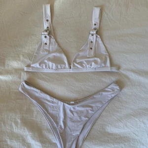 Bikini  - Bikini från Missguided, överdel storlek uk 14 & underdel i storlek uk 16. Bikinin är mindre i storleken 🐋