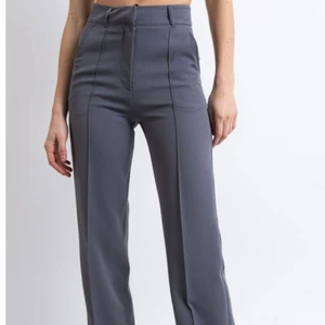 Gråa kostymbyxor ifrån Madlady! - Gråa kostymbyxor ifrån madlady i storlek XS och längd 30! Passar någon som är XS-S och är runt 160cm lång! Helt nya och endast använda 2-3 gånger!💜💜💜