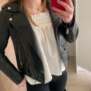 Skinnjacka zara   - Skinnjacka från zara som är sparsamt använd! 