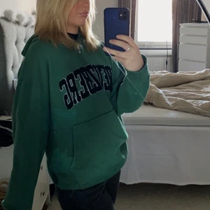 Hoodie - Super snygg hoodie från asos!! Den är i storlek M så sitter väldigt oversized och snyggt på mig som är en xs, ganska välanvänd men ändå bra skick❤️