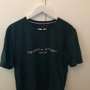 T-shirt Tommy hilfiger OANVÄND! - I jätte bra skick, aldrig använd och prislappen är kvar. Färgen är mörkgrön Strl XL herr och kan frakta mot fraktkostnad 