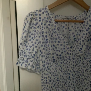 Sommarklänning - Super gullig sommarklänning från nakd x matilda djerf! Endast använd en midsommar🥂✌️💓