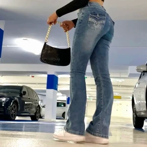 Jeans med fickor  - Lägger upp igen då jag råkade markera annonsen som såld! Dom är inte sålda och ni får jätte gärna buda igen! Ber jätte mycket om ursäkt! Dom är helt nya och endast testade (första bilden och sista bilden är lånade)! Hör av er för frågor!❤️❌Skriv gärna privat och inte i kommentarerna (endast bud)❌ Mer bilder finns! Innerbenslängd: 81 cm Midja: 64 (runt) Höft: 79cm (runt) Notera att dom är stretchiga så det gör inget ifall man har några centimeter mer!🥰 inget märke på jeansen