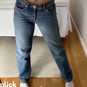 Mid Rise Zara Jeans!! - Sålda!!!Säljer min mid rise jeans i storlek 38! Bra skick och väldigt fina på! Köpta för 400 för ett tag sen och säljer för 200 exklusive frakt💗💗 Om du vill ha egna bilder så kan du bara kontakta mig! Bud på 190+frakt!!