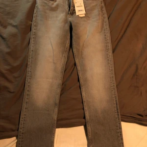 Ljusgråa zara split slim  - Säljer dessa ljusgråa split slim från Zara som är slitade längst ner. De är jättesnygga men tyvärr aldrig använda då jag beställde fel storlek (prislapp kvar). De är storlek 42 på de men de är små i storleken, så skulle passa storlek 38. Original pris 359 men säljer de för 260 kr. (Frakt ingår ej i priset)                                          Skriv privat om du är intresserad💗   