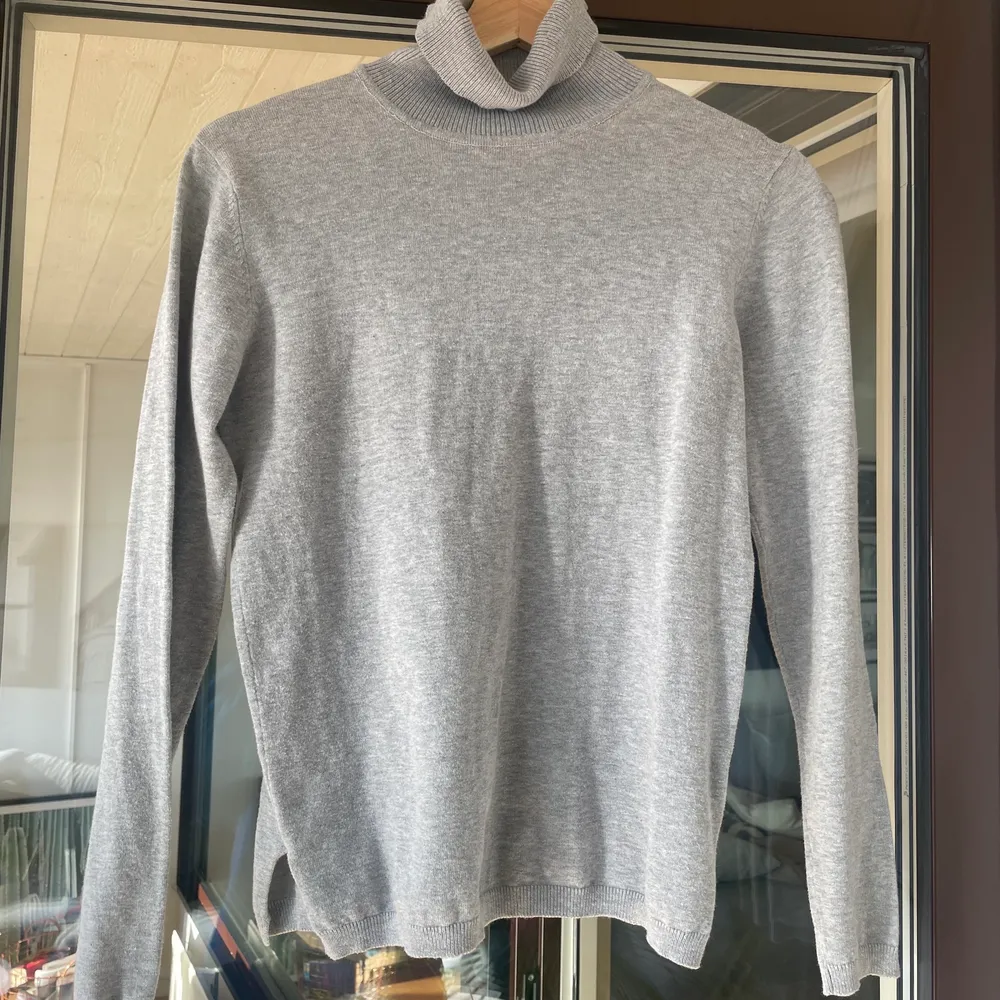 Helt vanlig stickad grå polo tröja! Passar storlek XS/S. . Tröjor & Koftor.