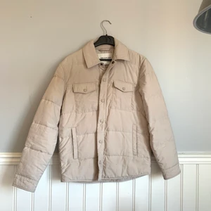 These glory days vårjacka S - Hej säljer denna vårjacka från These glory days i beige färg. Fin krage med bekvämt mjukt material. Nypris 990kr i storlek Small (S).