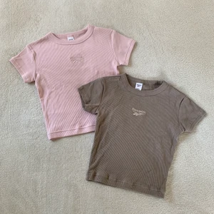 Reebok-tshirts - Rosa och grå/brun babytees från Reebok! Passar mig som brukar ha XS/S, som nya! Båda för 140 😇