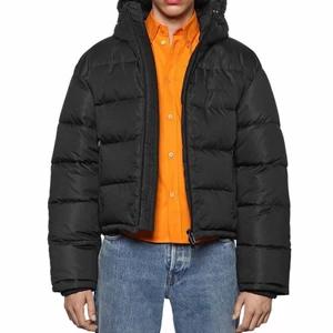 Balenciaga cropped puffer jacket - Säljer denna extremt snygga och varma balenciaga jackan. Nypris kring 24 000kr. Herrstorlek 46 men passar mer som en 48. Skulle säga att den är som en S/M. Pris kan diskuteras vid snabb affär! 