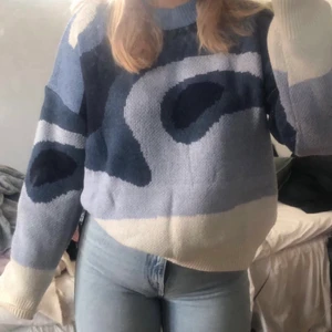 Stickad mönster tröja  - Stickad tröja från shein. Relativt bra kvalite och inte stickig. Aldrig använd. Är i strl M men sitter oversized på mig som är s/m. Köparen står för frakten!