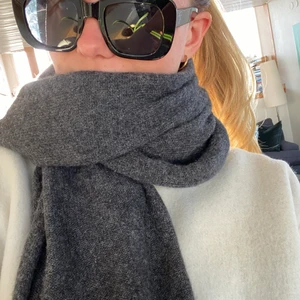 Grå kashmir halsduk - Så fin mörkgrå  halsduk i 100% kashmir från cos!