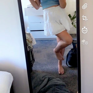 Kjol - Säljer denna söta kjolen till sommaren, den har ett märkte på sidan en liten fläck ❤️