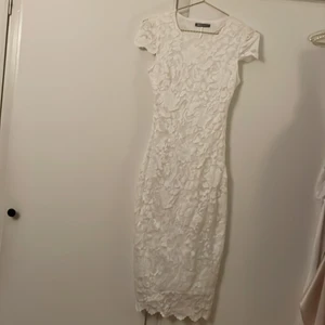 Spetsklänningar i stretchig kvalitet  - Svart + vit spetsklänning i stretchigt material. Som nya pga väldigt lite använda. Priset är för båda