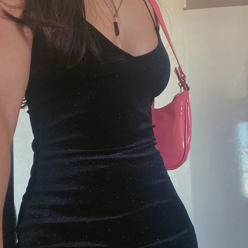En svart glittrig klänning från HM✨ Inte använd, endast på bilden. Passar perfekt till när man vill va lite extra fin💜. Klänningar.