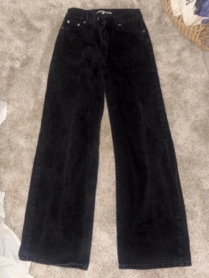 Svarta wide leg jeans från Junkyard - Säljer ett par svarta wide leg jeans från Junkyard i storlek 26. Jeansen har hög midja.