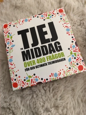Sällskapsspel Tjejmiddag - Roligt sällskapsspel med över 400 frågor, perfekt för tjejmiddagar eller vinkvällar. Spelet har en färgglad design med blommönster och kommer i en fyrkantig ask. Perfekt för att lära känna vänner bättre och skapa skrattfyllda stunder.