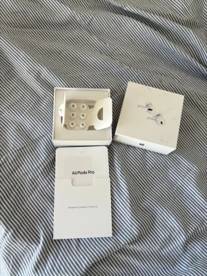 Apple AirPods Pro trådlösa in-ear - Säljer ett par  AirPods Pro 2 med USB C uttaget. Haft lurarna i ca 6 månader o dem visar inget tecken på slitage eller några defekter. Vid funderingar är de bara att höra av sig 📦📬